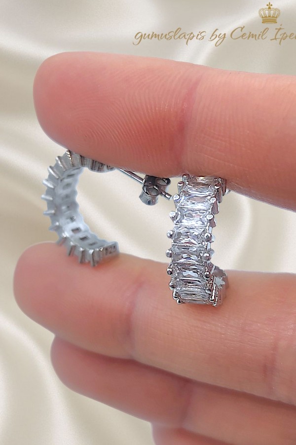 Laboratuvar Pırlantası Taşlı Baget Kesim Yarım Halka Küpe Çifti 