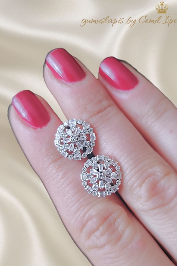 Tektaş ve Bagetlerle Süslü Vidalı Büyük Boy Gümüş Küpe