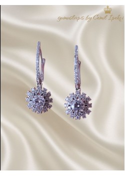 Laboratuvar Pırlantası Taşlı Çiçekli Motif Gümüş Küpe