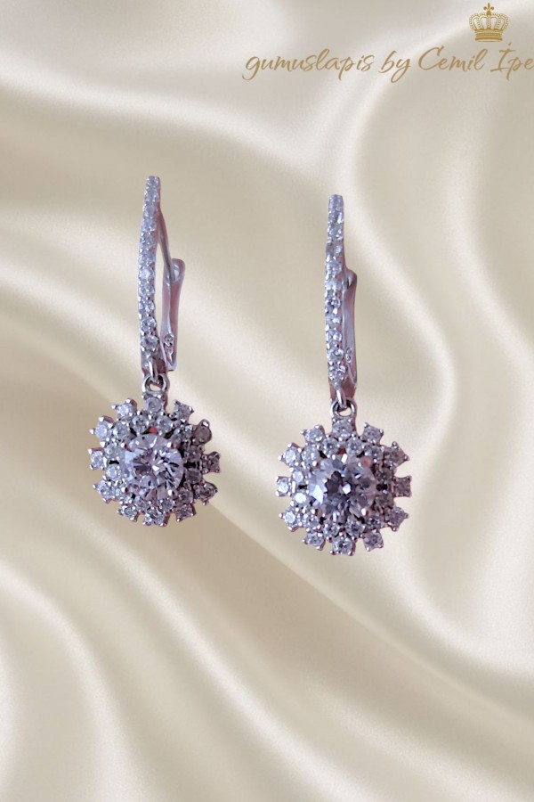 Laboratuvar Pırlantası Taşlı Çiçekli Motif Gümüş Küpe