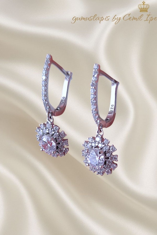 Laboratuvar Pırlantası Taşlı Çiçekli Motif Gümüş Küpe