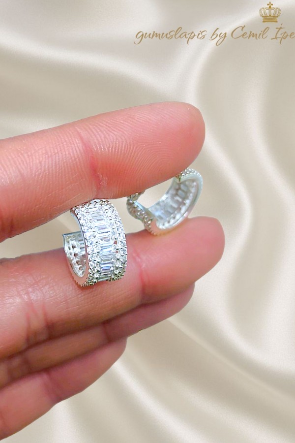 Laboratuvar Pırlantası Taşlı Yarım Halka Gümüş Küpe Çifti