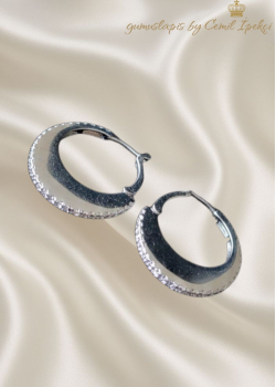 İçi Kalın Kenarları Taşlı Gümüş Halka Küpe