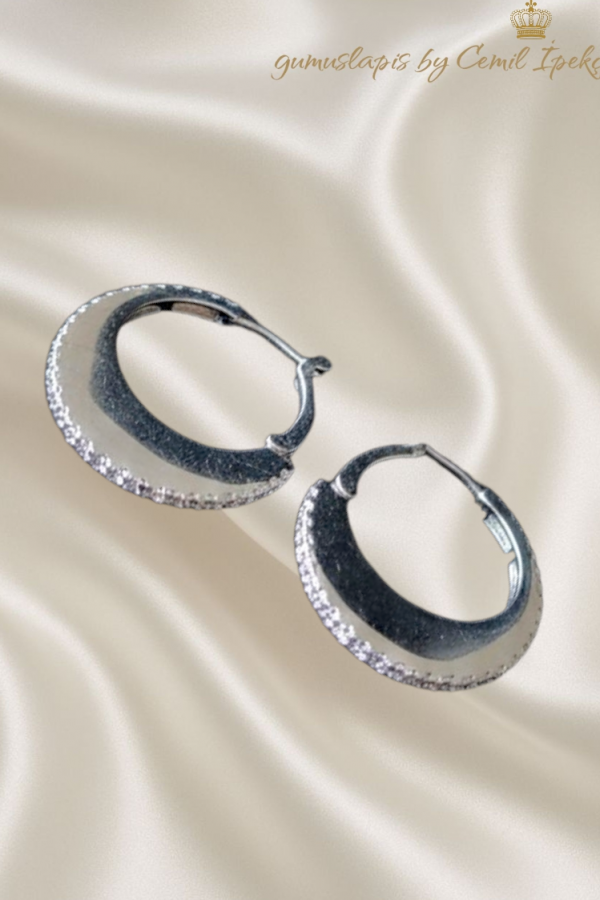 İçi Kalın Kenarları Taşlı Gümüş Halka Küpe