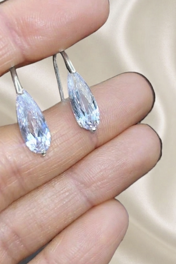 Laboratuvar Pırlantası Taşlı Geçmeli Beyaz Gümüş Küpe Çifti