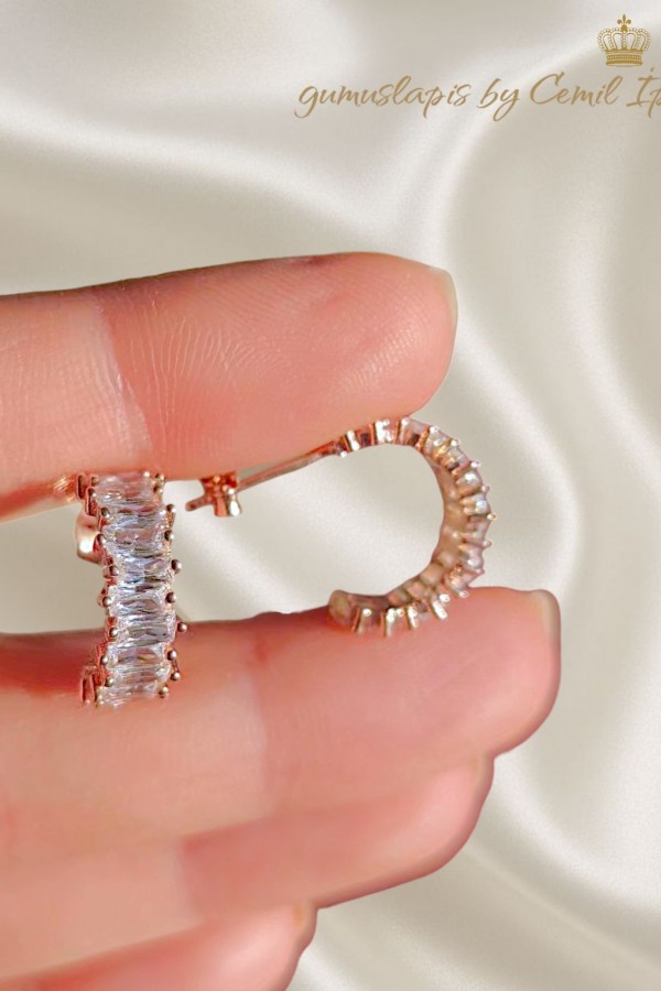 Laboratuvar Pırlantası Baget Kesim Yarım Halka Gümüş Küpe Çifti