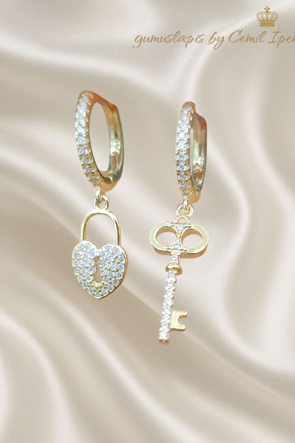 Anahtar Kilit Desen Gümüş Küpe Çifti 