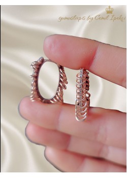 Halkalarla süslü gümüş oval halka küpe