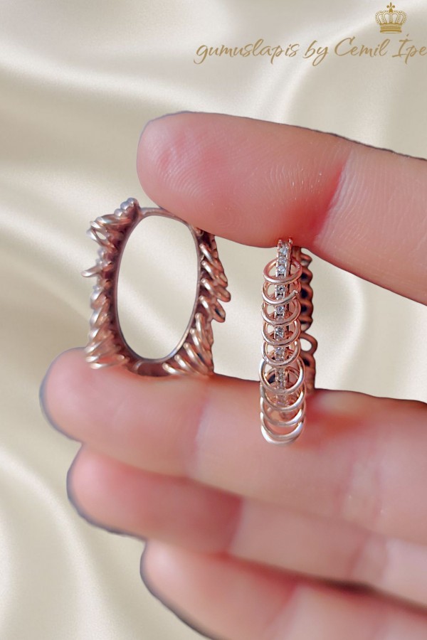 Halkalarla süslü gümüş oval halka küpe