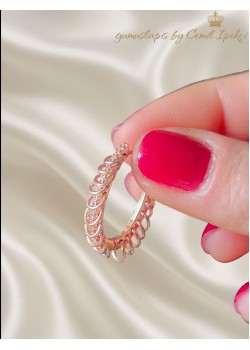 Halkalarla süslü gümüş oval halka küpe