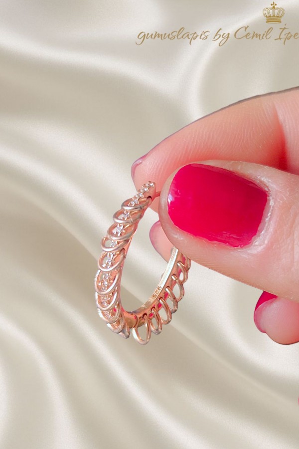 Halkalarla süslü gümüş oval halka küpe