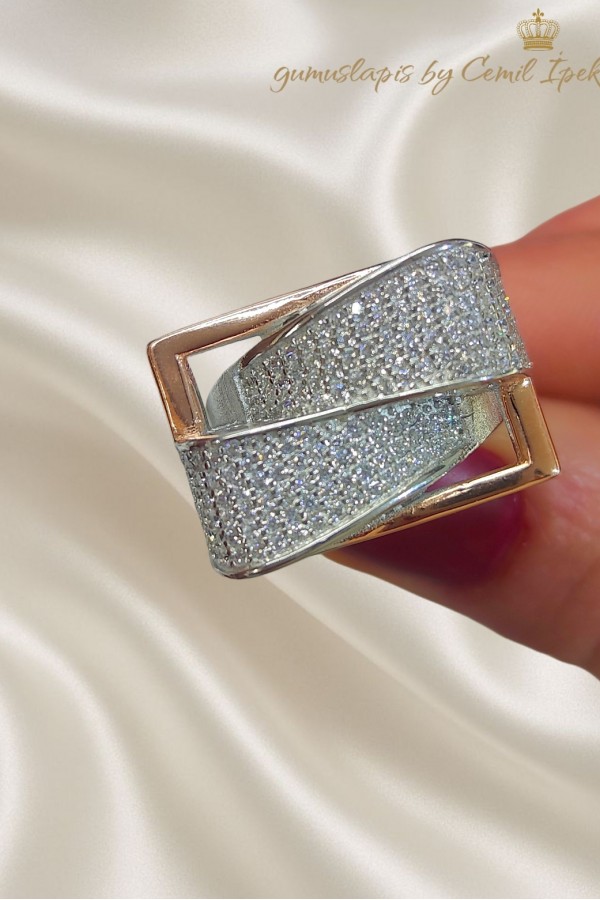 Beyaz Taşlı Gümüş Dikdörtgen Rose Yüzük