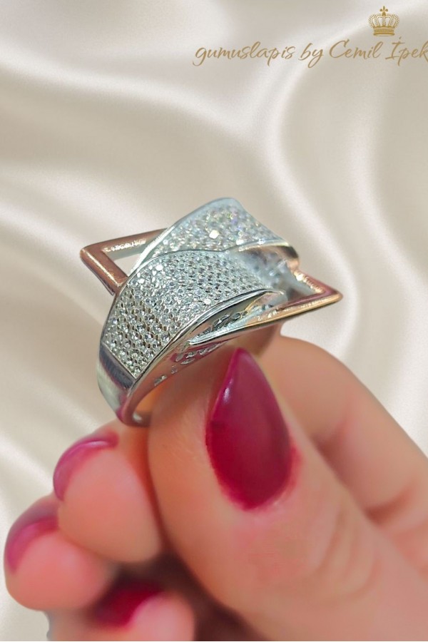 Beyaz Taşlı Gümüş Dikdörtgen Rose Yüzük