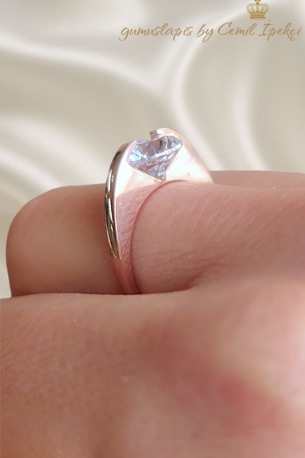 İçe Gömülü Laboratuvar Pırlantası Taşlı Gümüş Rose Yüzük 