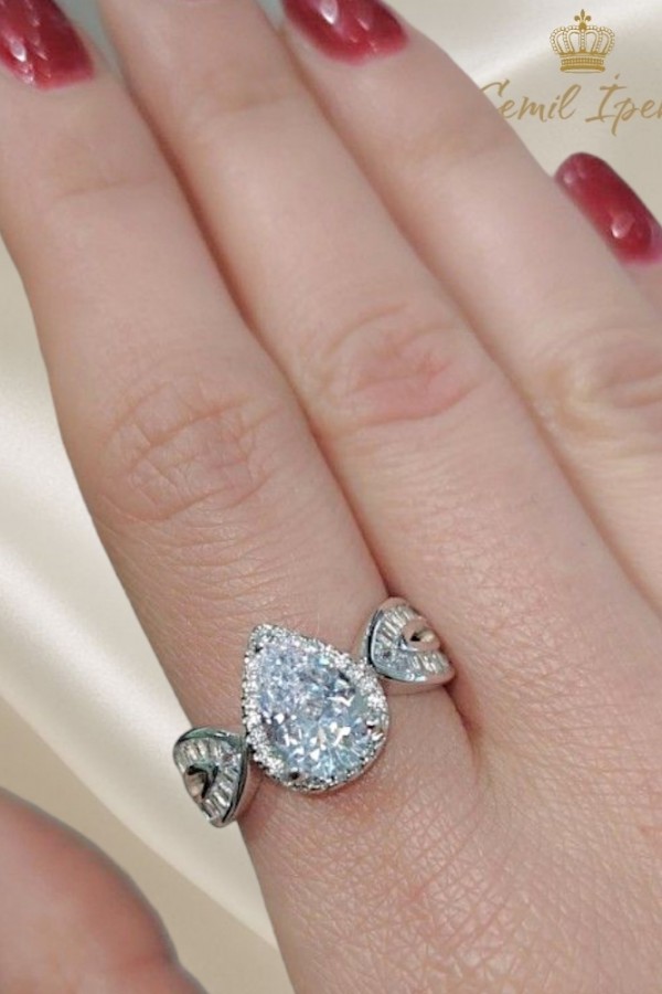 Laboratuvar Pırlantası Taşlı Damla Motif Gümüş Yüzük 