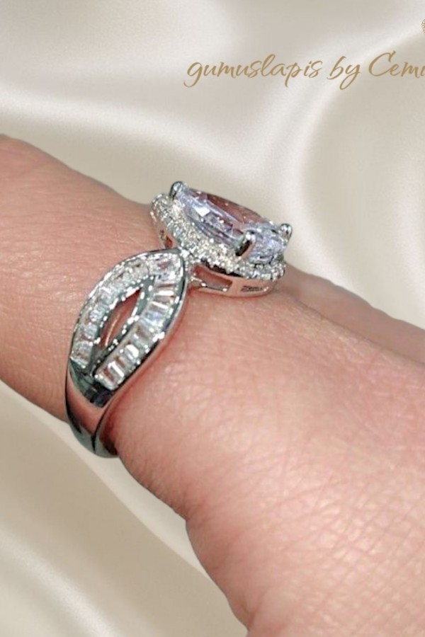 Laboratuvar Pırlantası Taşlı Damla Motif Gümüş Yüzük 