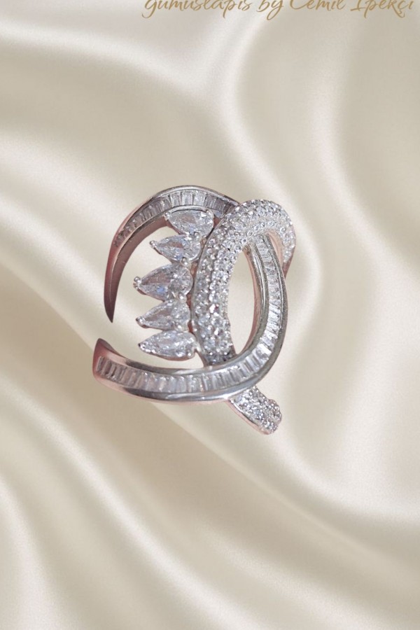 Laboratuvar Pırlantası Taşlı İç İçe Geçmiş İki Halka Motif Gümüş Yüzük 