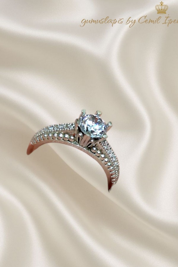 Laboratuvar Pırlantası Taşlı Beş Tırnak Çiçek Motif Gümüş Yüzük 