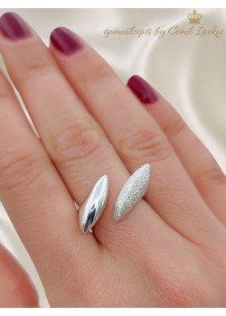 Yarısı Düz Yarısı Kumlu Motif Gümüş Yüzük