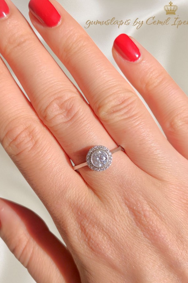 Laboratuvar Pırlantası Taşlı Yuvarlak Motif Gömülü Gümüş Yüzük 