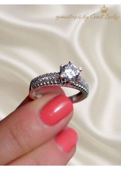 Laboratuvar Pırlantası Taşlı Beş Tırnak Çiçek Motif Gümüş Yüzük 