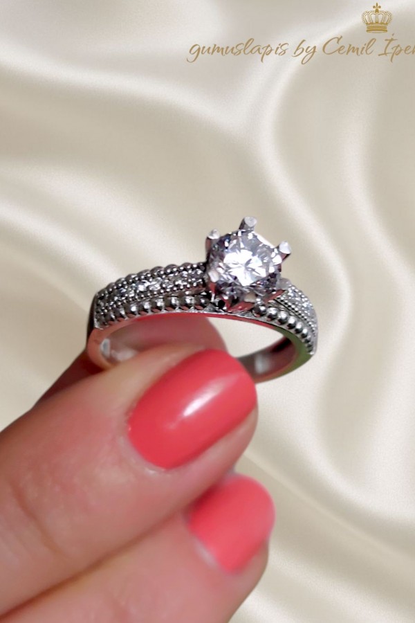 Laboratuvar Pırlantası Taşlı Beş Tırnak Çiçek Motif Gümüş Yüzük 