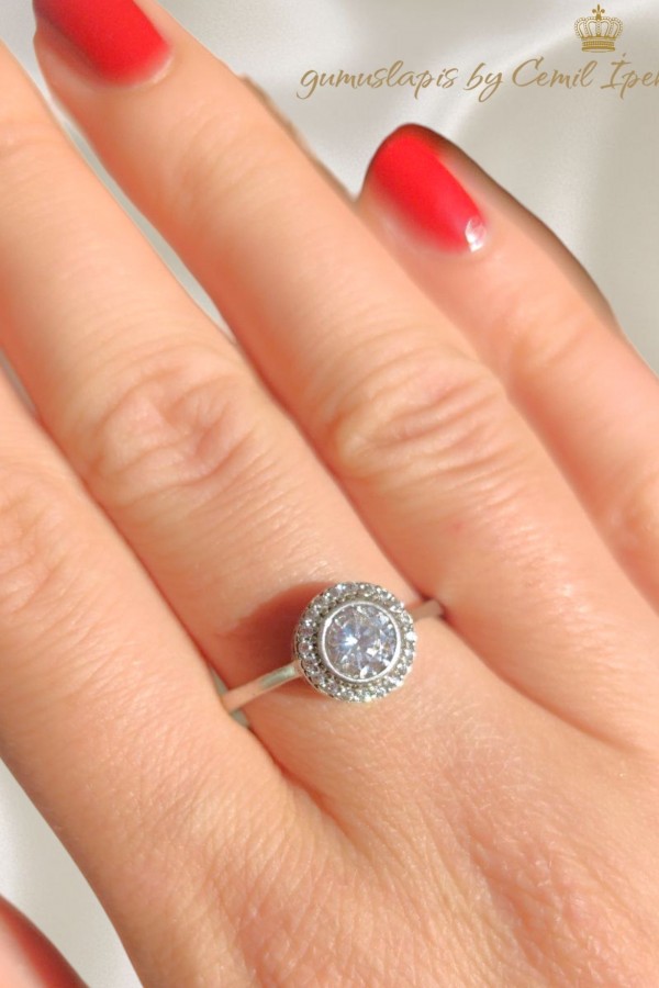 Laboratuvar Pırlantası Taşlı Yuvarlak Motif Gömülü Gümüş Yüzük 