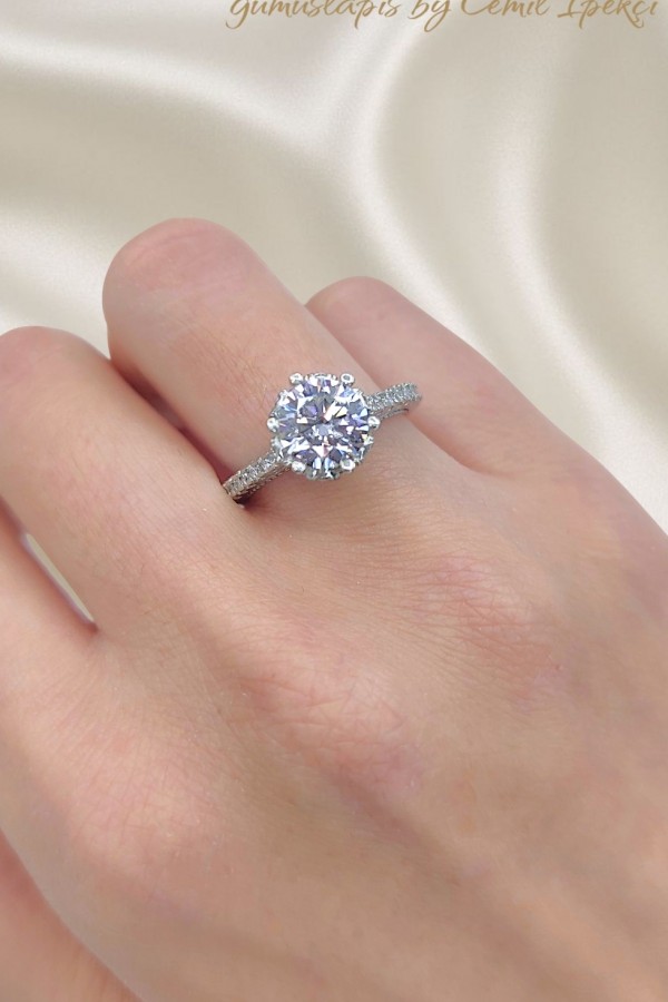 Laboratuvar Pırlantası Taşlı Beş Tırnak Gümüş Yüzük 