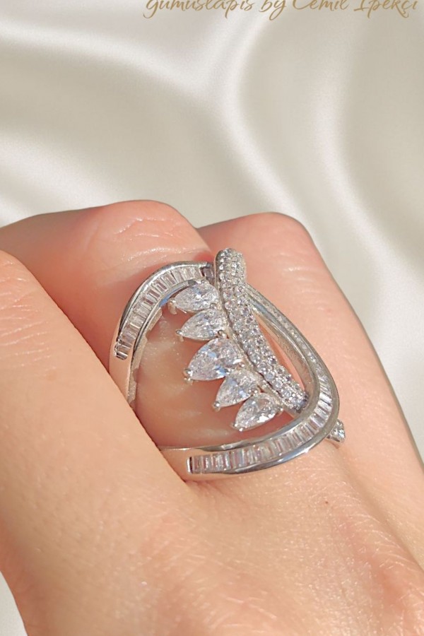 Laboratuvar Pırlantası Taşlı İç İçe Geçmiş İki Halka Motif Gümüş Yüzük 