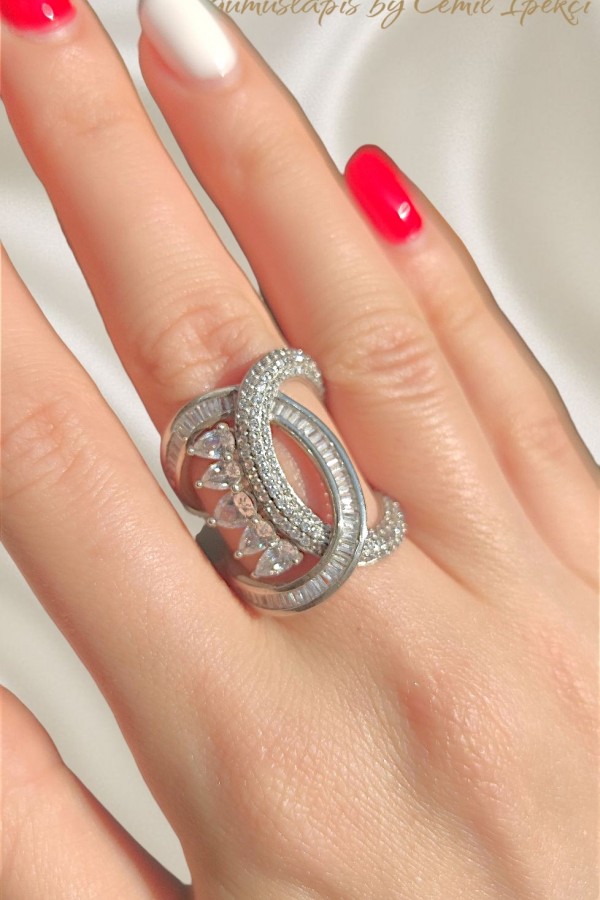 Laboratuvar Pırlantası Taşlı İç İçe Geçmiş İki Halka Motif Gümüş Yüzük 