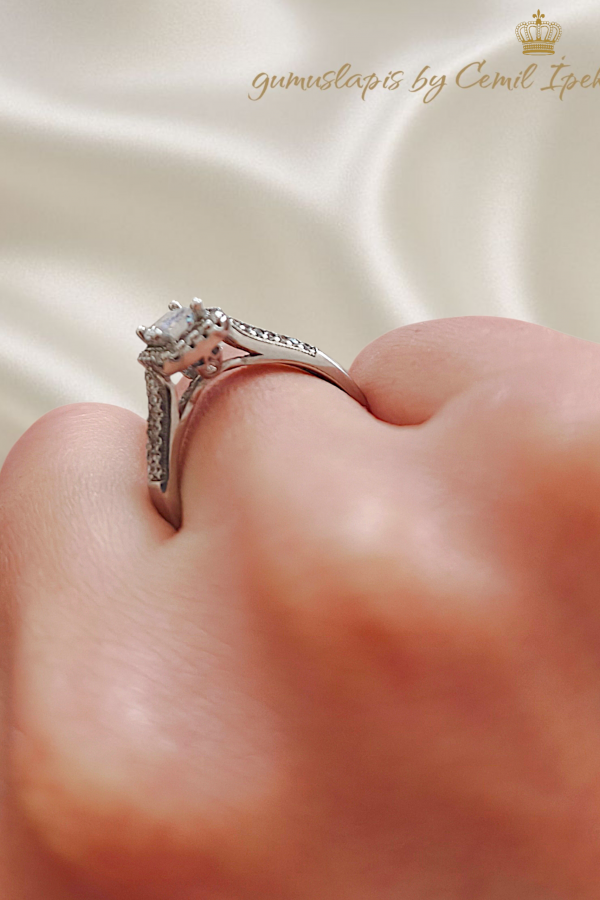 Baget Taşlı Gümüş Tektaş Motif Yüzük