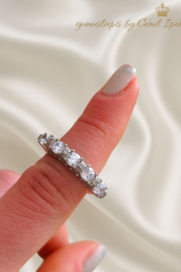 Kenarları Taşlı Beştaş Gümüş Yüzük