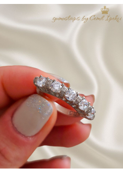 Kenarları Taşlı Beştaş Gümüş Yüzük