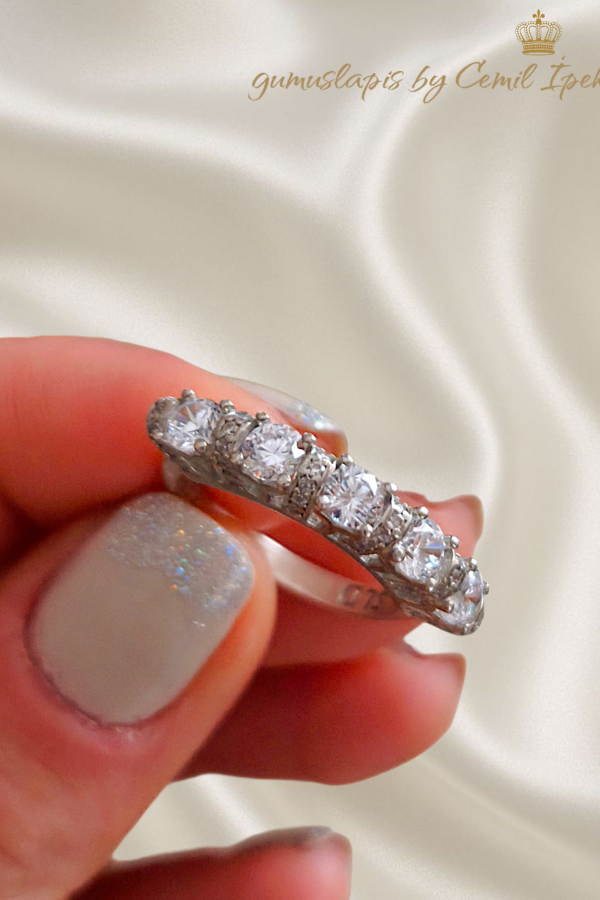 Kenarları Taşlı Beştaş Gümüş Yüzük
