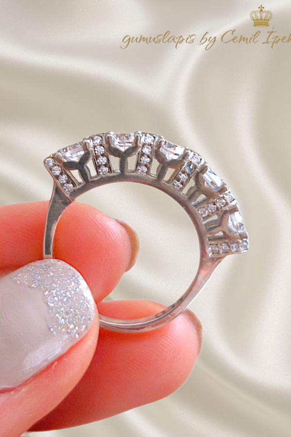 Kenarları Taşlı Beştaş Gümüş Yüzük