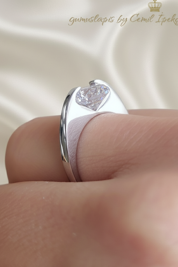 İçe Gömülü Tektaş Gümüş Yüzük