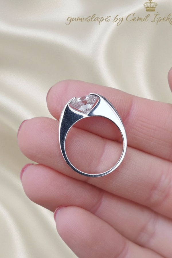 İçe Gömülü Tektaş Gümüş Yüzük