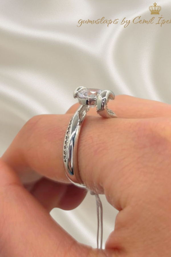 Kenarları Dalgalı Tektaş Gümüş Yüzük