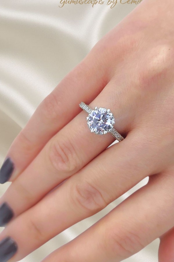 Laboratuvar Pırlantası Taşlı Beş Tırnak Gümüş Yüzük 