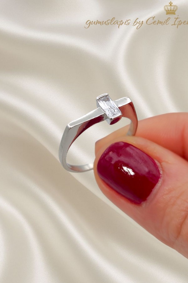 Asimetrik Tek Baget Taşlı Gümüş Yüzük