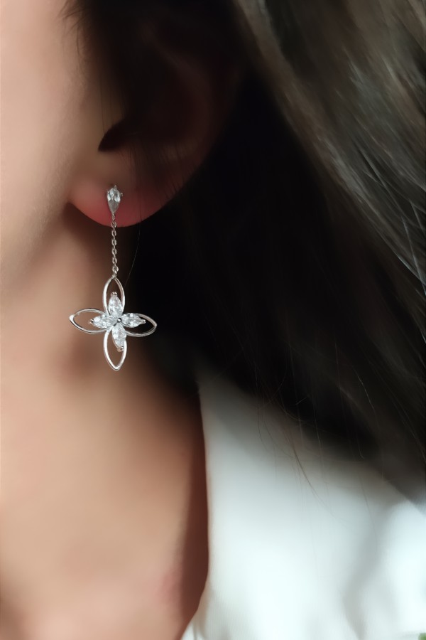 Takma Yeri Gümüş Diğer Yerleri Çelik Taşlı Küpe Çifti 