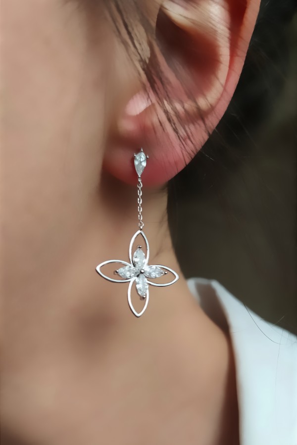 Takma Yeri Gümüş Diğer Yerleri Çelik Taşlı Küpe Çifti 