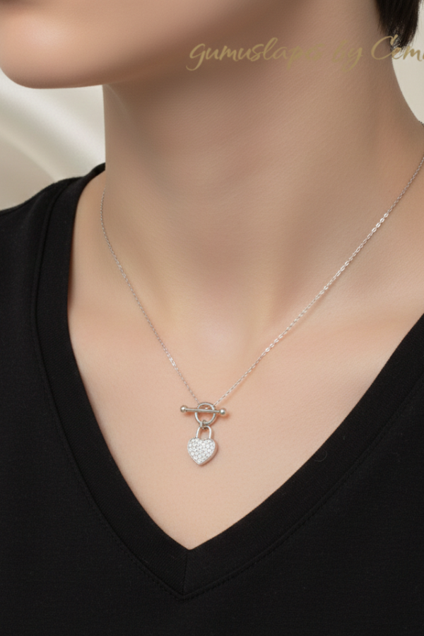 Kalp Motif Önden Kilitli Gümüş Kolye 