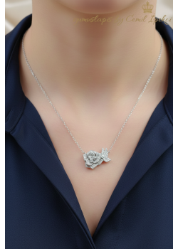 Gül Motif Laboratuvar Pırlantası Taşlı Gümüş Kolye 