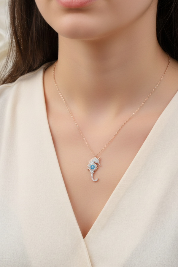Turkuaz Taşlı Deniz Atı Motif Gümüş Kolye 