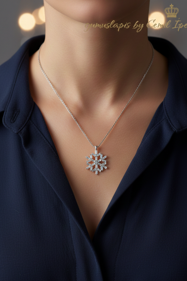 Baget Taşlı Kar Tanesi Motif Gümüş Kolye 