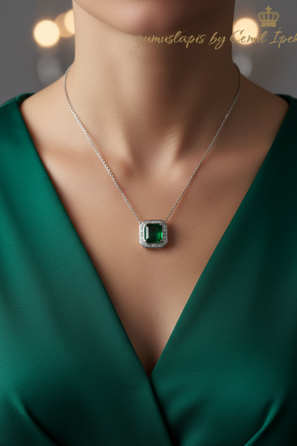 Peridot ve Laboratuvar Pırlantası Taşlı Gümüş Kare Kolye 