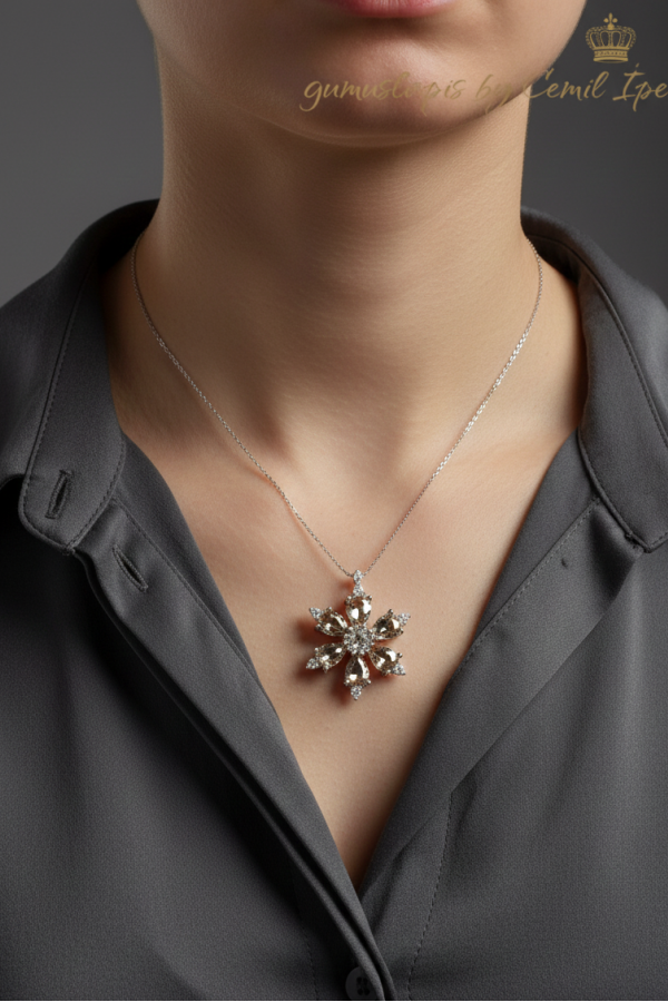 Renk Değiştiren Taşlı Kar Tanesi Motif Gümüş Kolye Ucu