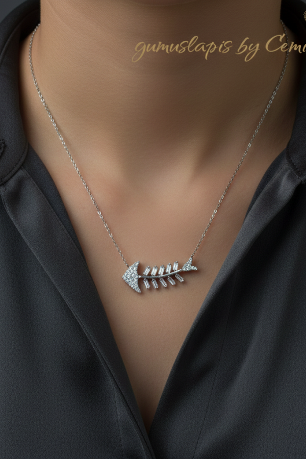 Balık Kılçığı Motif Baget Taşı Gümüş Kolye