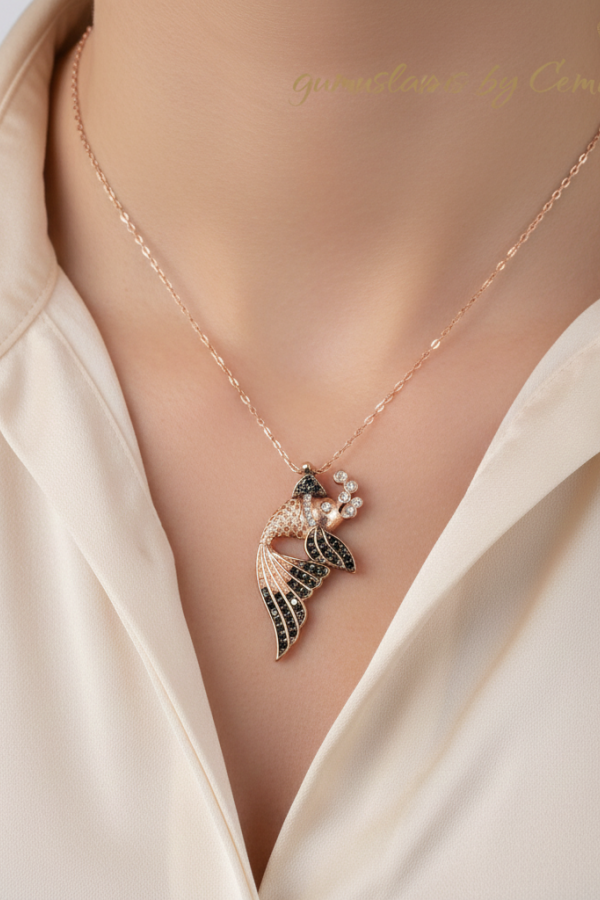 Baloncuk Çıkaran Balık Motif Gümüş Kolye